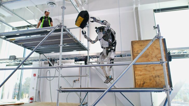 Новые возможности робота-гуманоида Atlas показали на видео