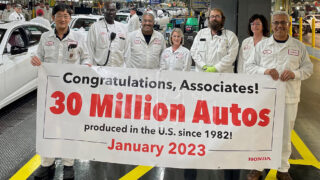 Плакат о выпуске 30-миллионного автомобиля Honda в США. Фото Honda