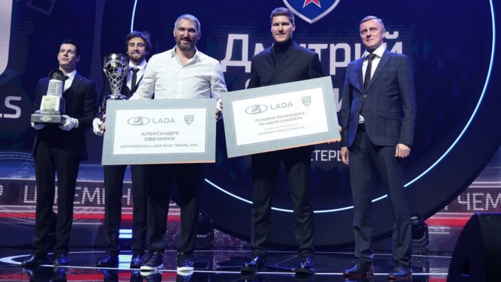 АВТОВАЗ подарил хоккеистам два внедорожника LADA Niva Travel в спецверсии KHL