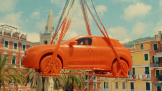 Fiat 600e в оранжевой краске. Фото Stellantis