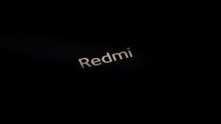 Логотип Redmi. Фото Rajyavardhan Singh / Unsplash