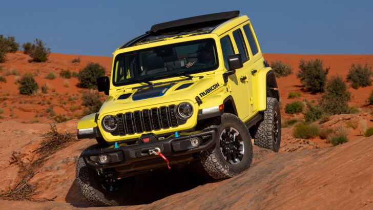 В России появились новые внедорожники Jeep Wrangler по цене от 8,6 млн рублей