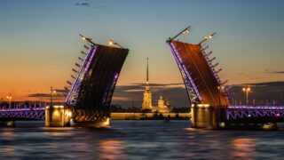 Разводной мост в Санкт-Петербурге. Фото Hu Chen / Unsplash