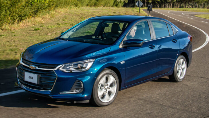 В РФ начались продажи новых седанов Chevrolet Onix по цене от 1,8 млн рублей