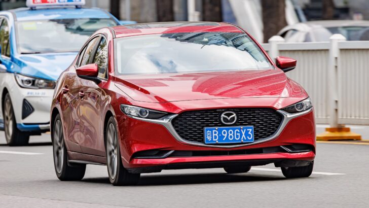 В РФ появились в продаже новые седаны Mazda 3 по цене от 2,15 млн рублей