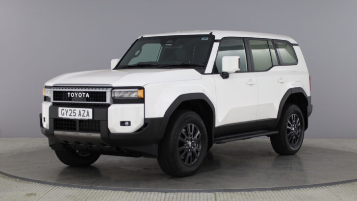 Toyota Land Cruiser в виде фургона сняли на фото: продажи начнутся в августе Toyota Land Cruiser в виде фургона сняли на фото: продажи начнутся в августе