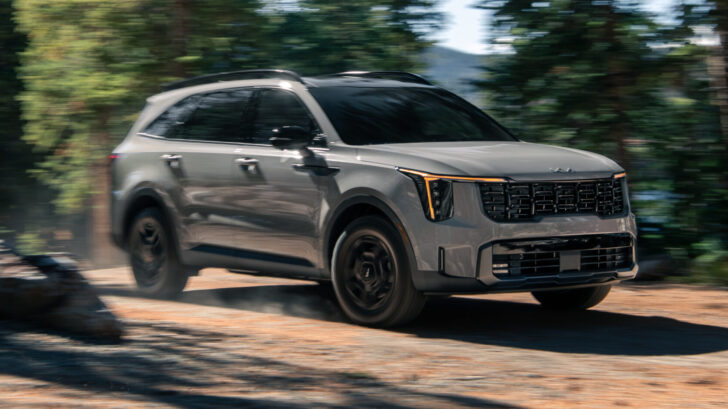 От 3,9 млн рублей. В РФ возобновили продажи новых кроссоверов Kia Sorento