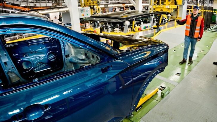 АвтоВАЗ установил оборудование для монтажа панорамной крыши на Lada Azimut