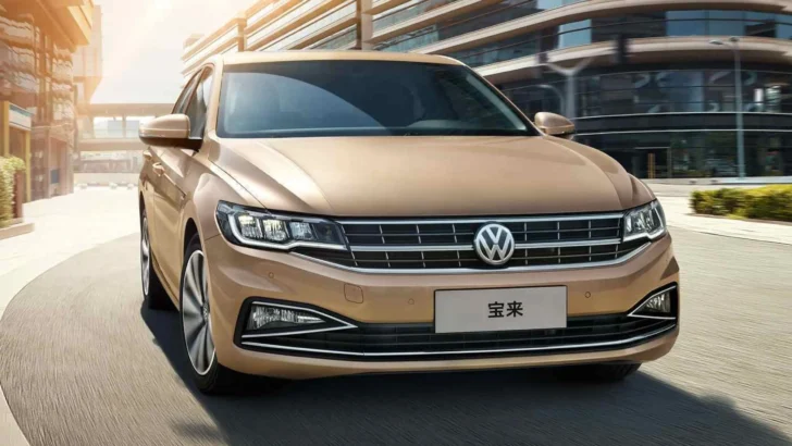В России начались продажи седанов Volkswagen Bora по цене от 1,6 млн рублей