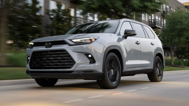 В РФ появились в продаже новые 7-местные кроссоверы Toyota Grand Highlander